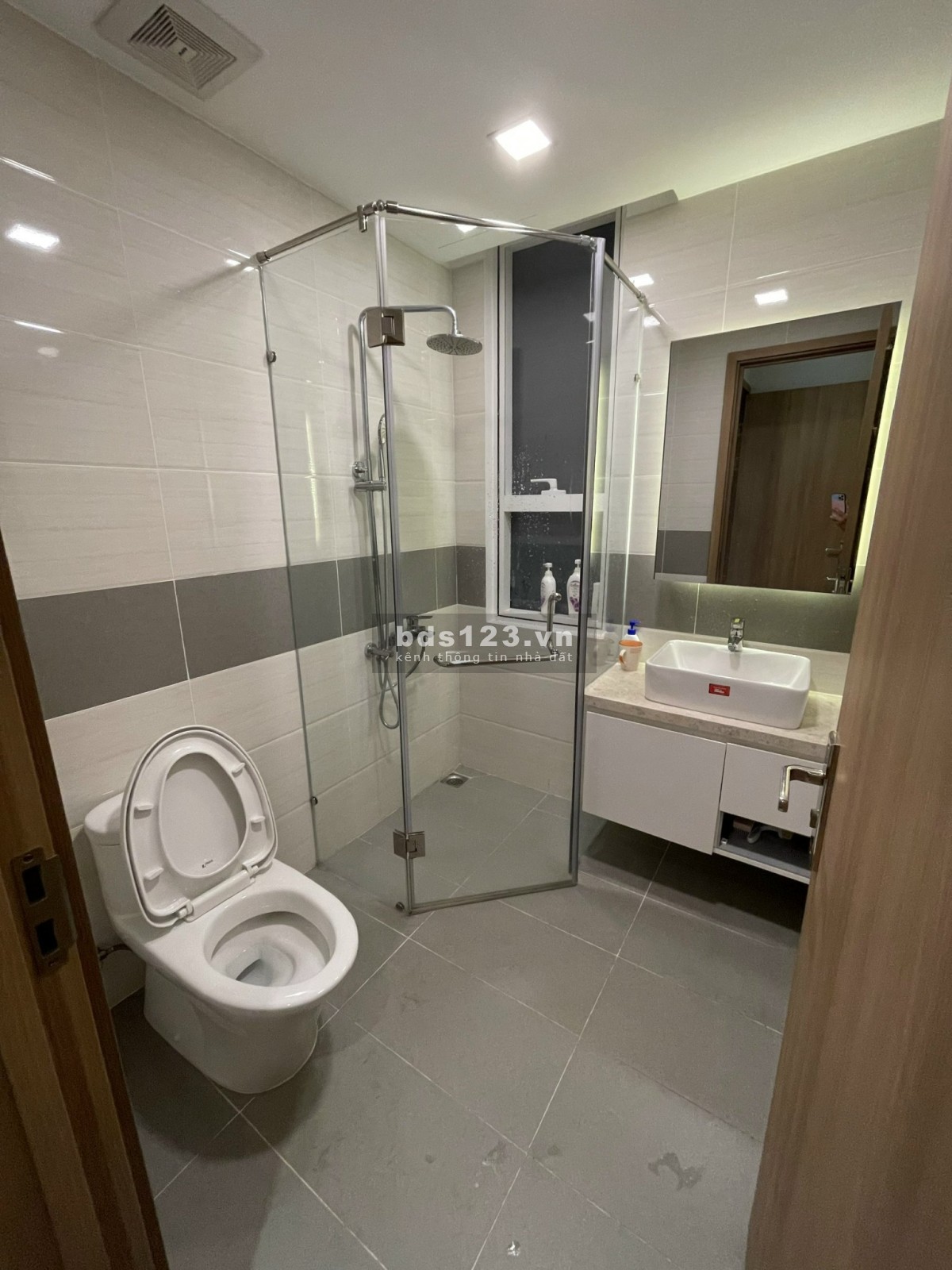 Chuyển nhượng căn hộ Richstar dt 53m2, dt 91m2, góc Hoà Bình - Tô Hiệu, có nội thất 0906847066