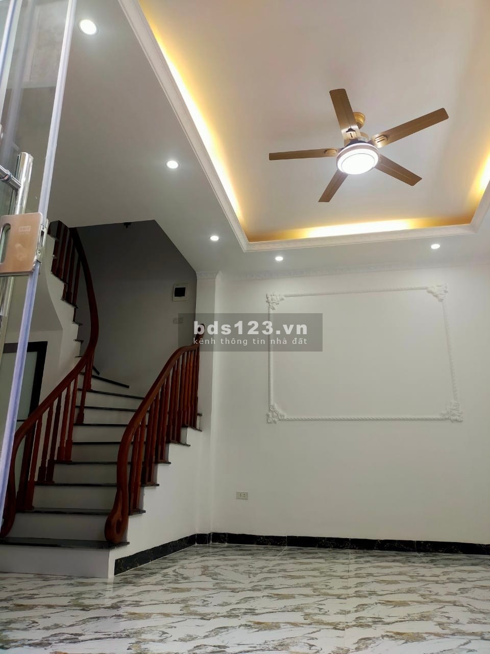 Nhà mới kính koong, ô tô đỗ cửa phố Tân Mai, đúc BTCT 5 tầng giá chỉ 3,8 tỷ đồng