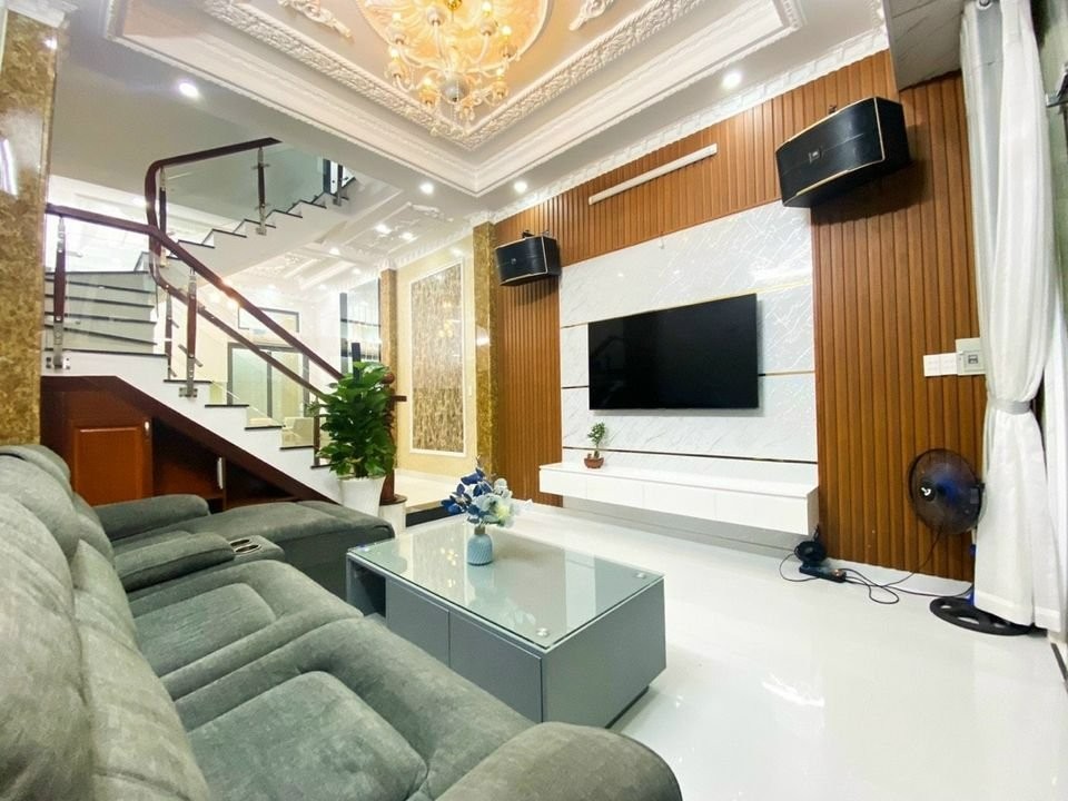 Cầu Giấy dt 43m2, 5 tầng chỉ hơn 5 tỷ, ô tô đỗ cửa lô góc 3 mặt thoáng