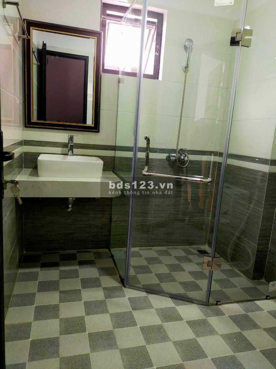 Nhà mới kính koong, ô tô đỗ cửa phố Tân Mai, đúc BTCT 5 tầng giá chỉ 3,8 tỷ đồng