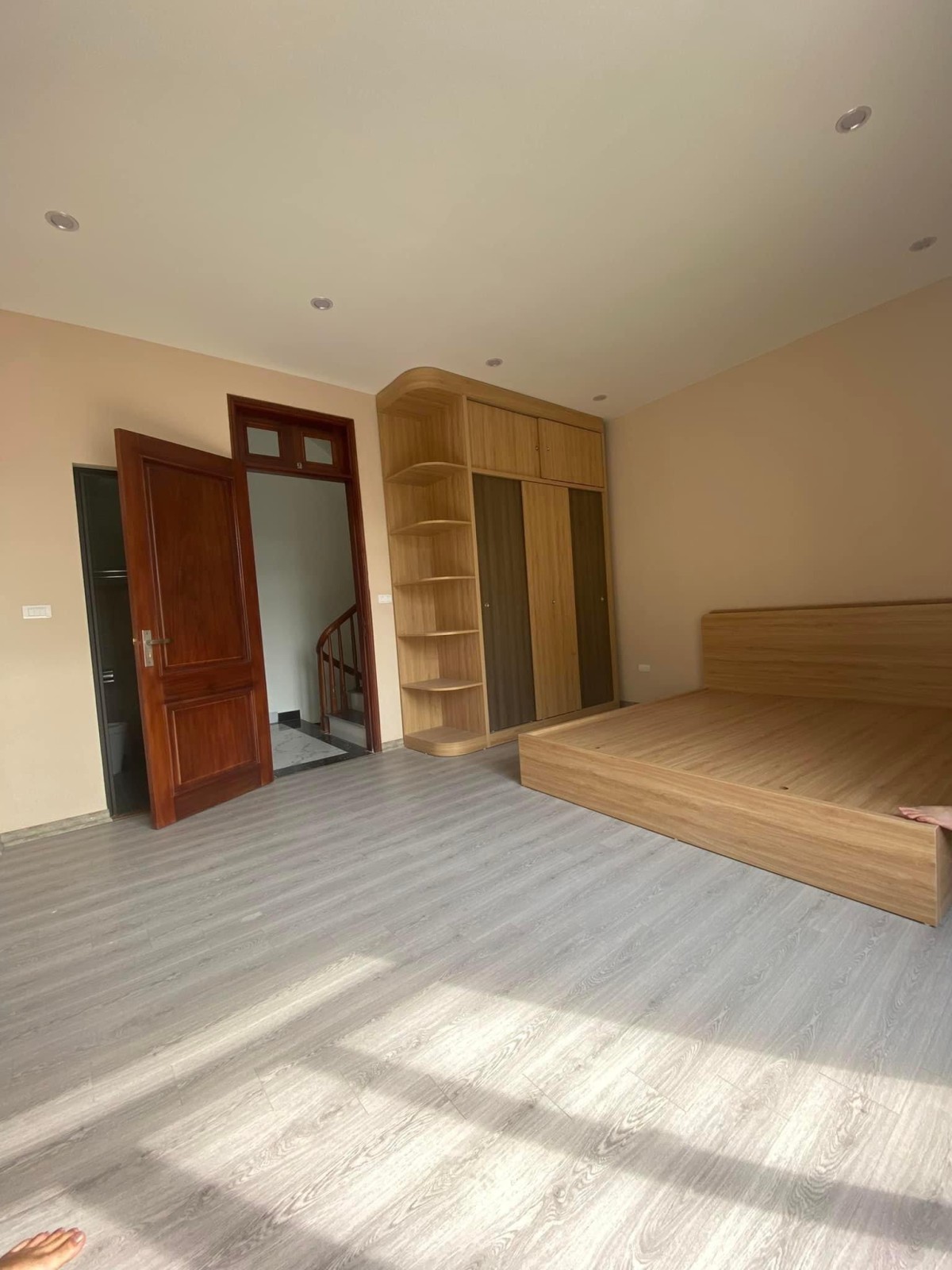 Bán nhà Nguyễn Đình Hoàn dtsd 57m2, 5 tầng giá bán 4.98 tỷ, Cầu Giấy, lh 0865005215