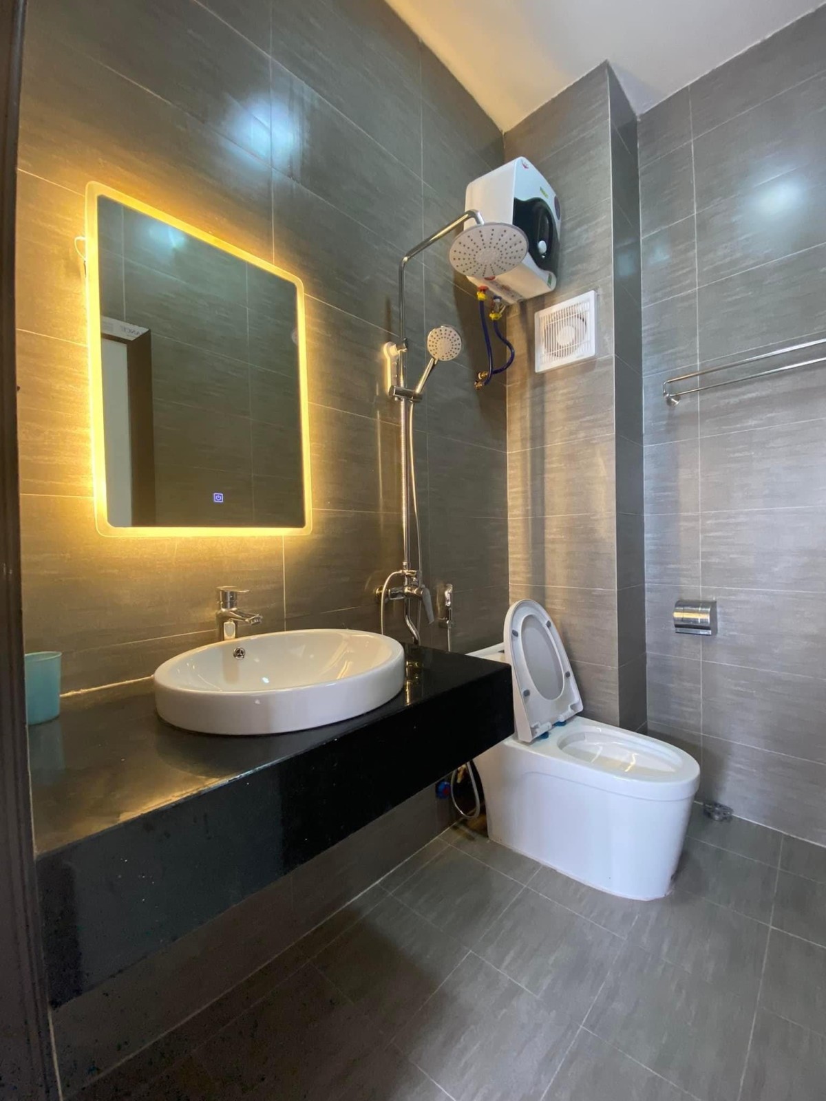 Bán nhà Nguyễn Đình Hoàn dtsd 57m2, 5 tầng giá bán 4.98 tỷ, Cầu Giấy, lh 0865005215
