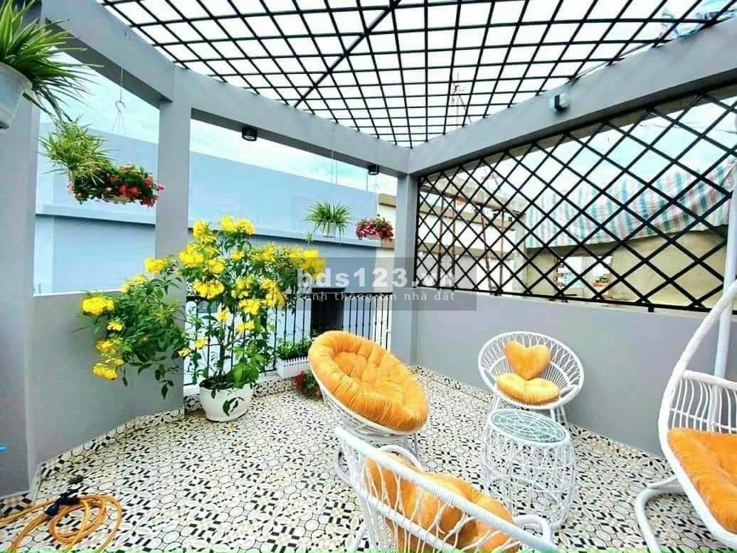 Bán nhà đường Nguyễn Trọng Tuyển 1 trệt, 2 lầu đúc giá nhỉnh 5 tỷ, sổ sẵn, lh 0908378406