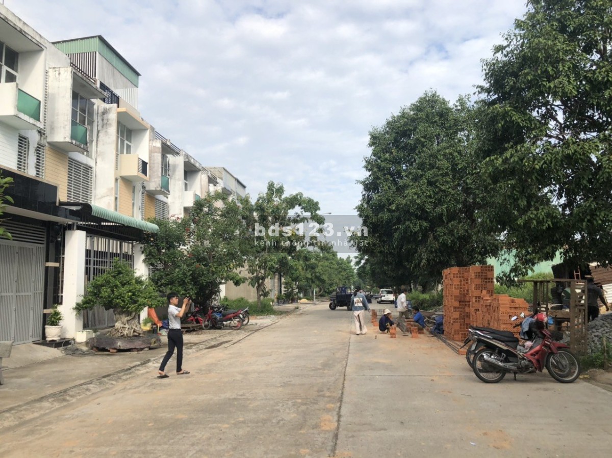 Bán dãy trọ 300m2(10x30m) ở KCN Mỹ Phước 3 thiết kế đẹp, thu nhập 16 triệu/ tháng, An ninh tốt