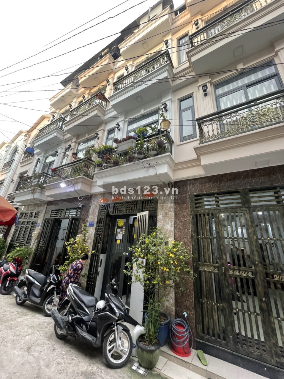 nhà SIÊU NGỘP quận Bình Tân 3 lầu, 4 phòng ngủ, sân thượng rộng rãi thoáng mát. chỉ có 2 tỷ 450