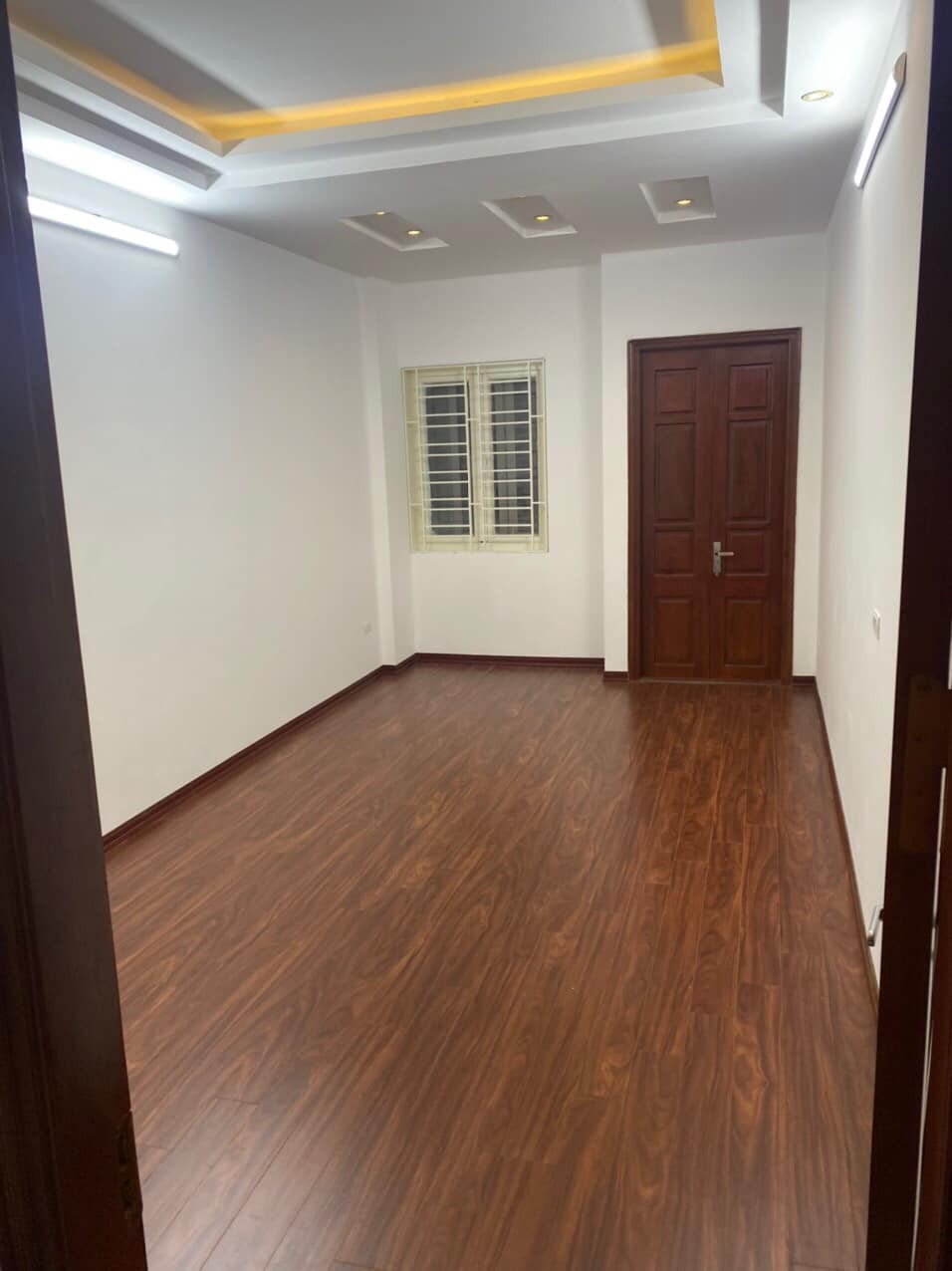 Nhà mặt phố ở luôn ô tô tránh, kinh doanh đỉnh, đúc kiên cố 4 tầng, sân rộng