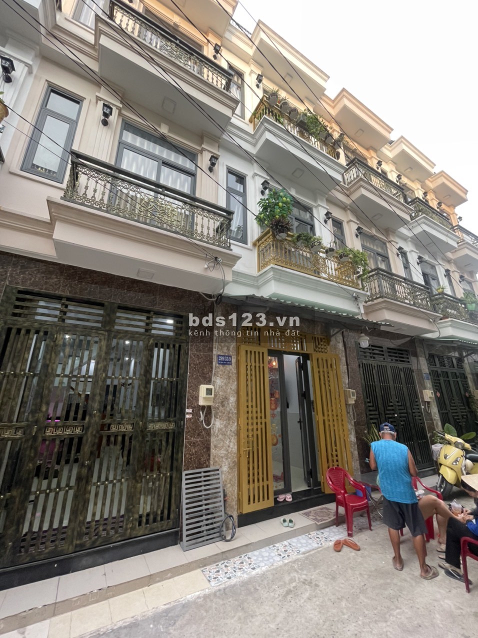 nhà SIÊU NGỘP quận Bình Tân 3 lầu, 4 phòng ngủ, sân thượng rộng rãi thoáng mát. chỉ có 2 tỷ 450