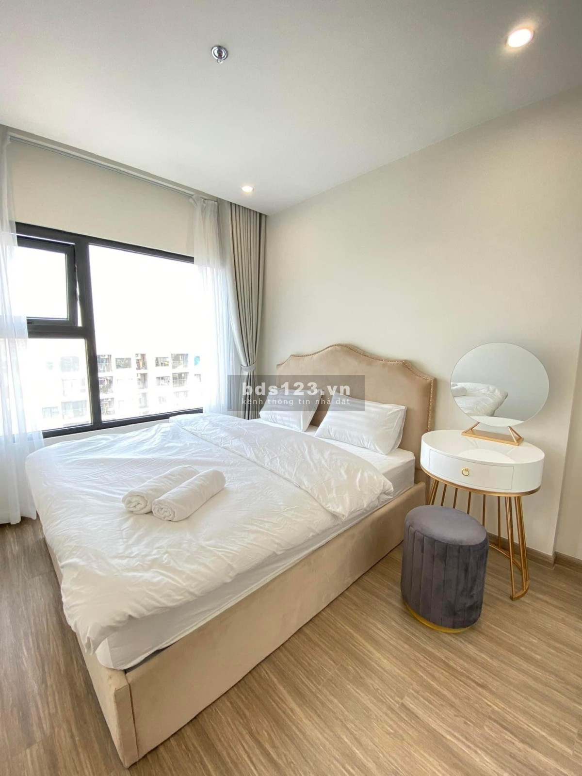 Tôi cần bán căn hộ full nội thất 1pn+1 dtsd 49m2, giá 1.3 tỷ ban công hướng mát Vinhomes Ocean Park