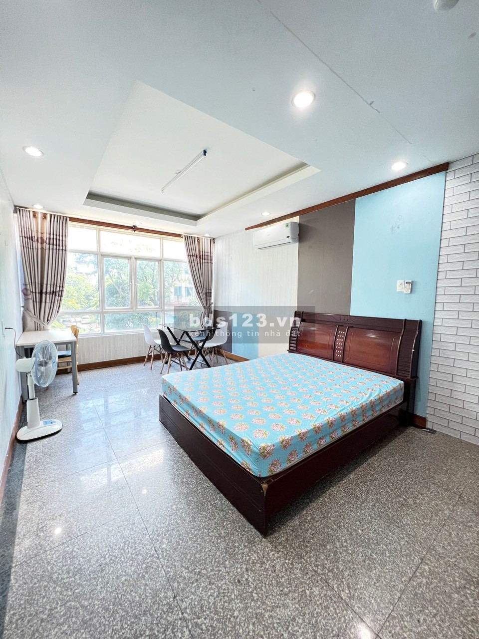 Phòng Ban Công Rộng 30m2 Ở Chung Cư Hoàng Anh Giai Việt Q.08