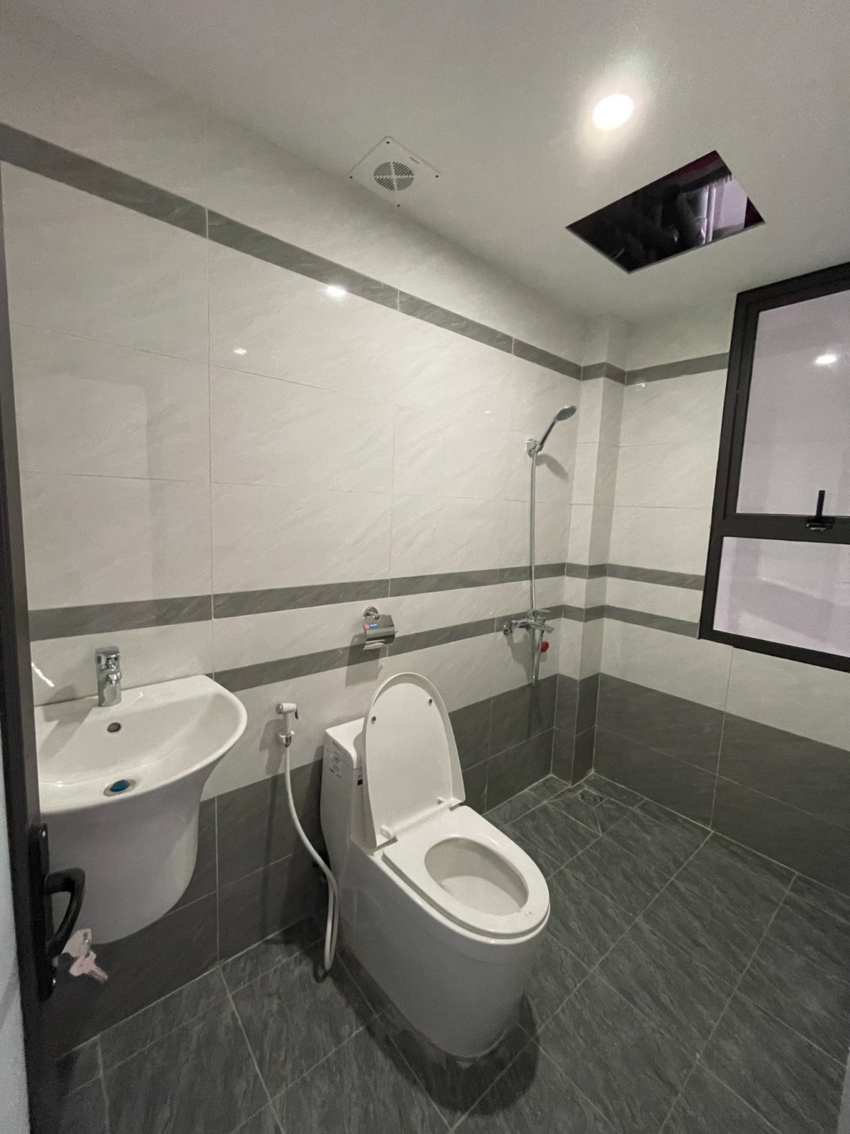 Bán nhà đẹp diện tích 40m2 phố Hoàng Quốc Việt 20m ra ngõ ô tô giá nhỉnh 4 tỷ