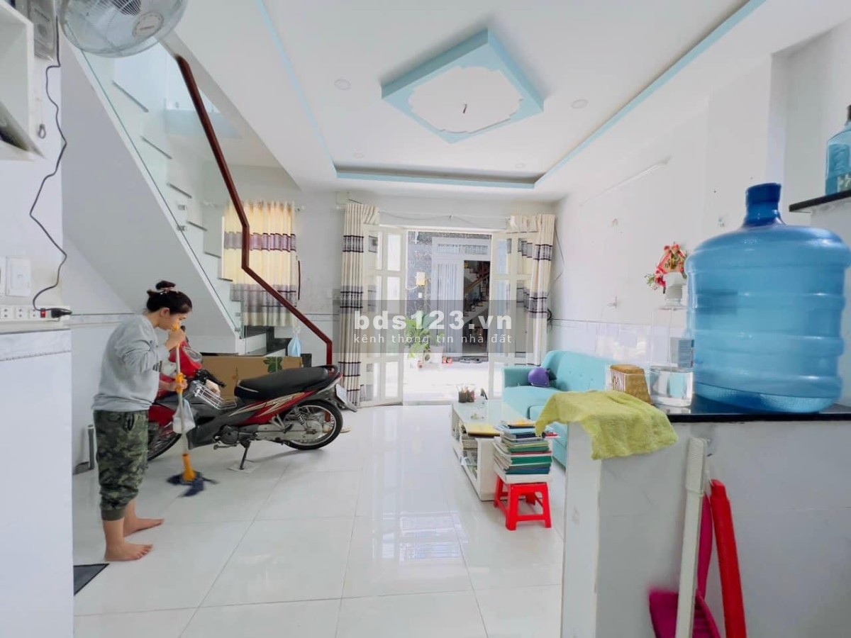 Cần bán căn nhà 100m2 đang cho thuê 5tr tháng, giá 1 tỷ 580 ở Trung Chánh, Hóc Môn