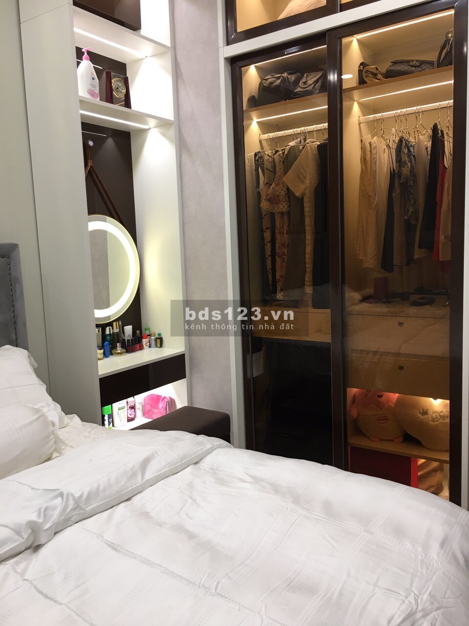 Chính chủ bán căn hộ 2 phòng ngủ full nội thất view Hoà bình, giá .3 tỷ, tiền sỏ hồng, lh 0906847066
