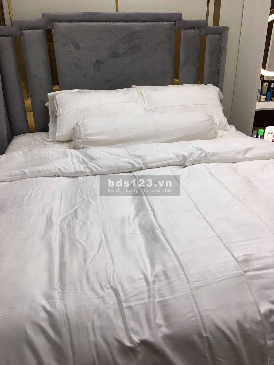 Chính chủ bán căn hộ 2 phòng ngủ full nội thất view Hoà bình, giá .3 tỷ, tiền sỏ hồng, lh 0906847066