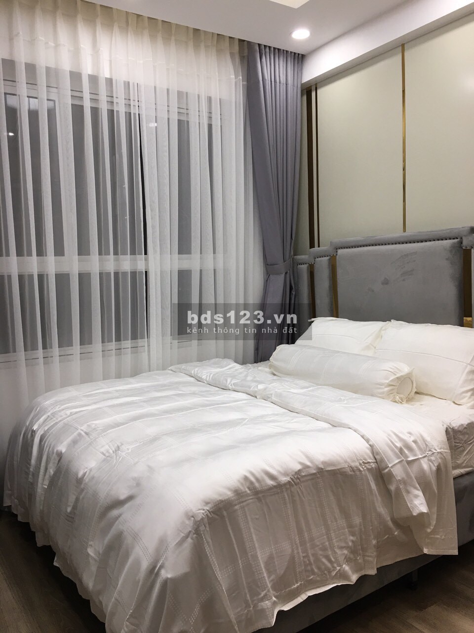 Chính chủ bán căn hộ 2 phòng ngủ full nội thất view Hoà bình, giá .3 tỷ, tiền sỏ hồng, lh 0906847066