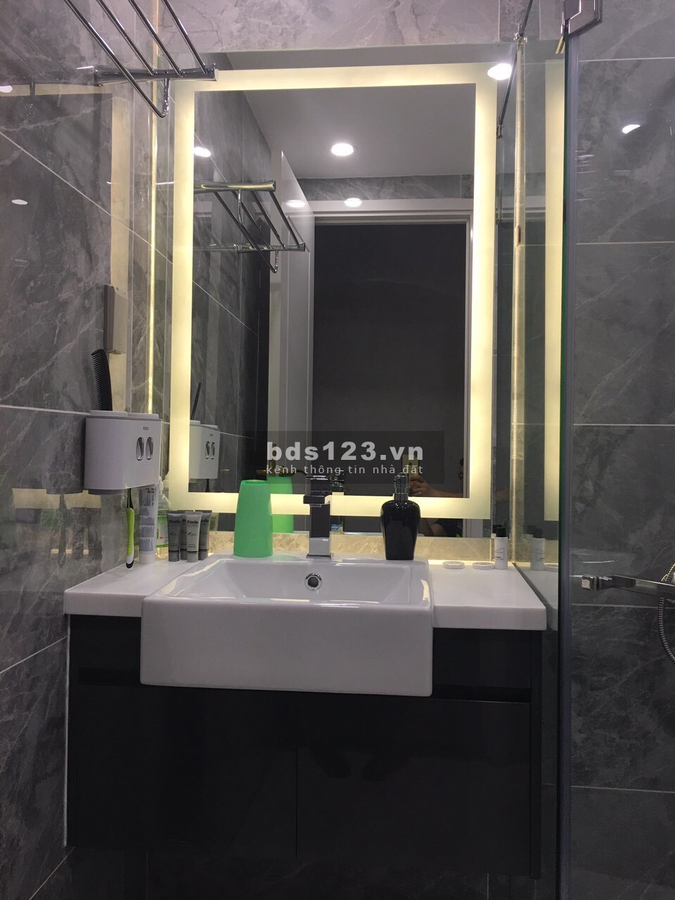 Chính chủ bán căn hộ 2 phòng ngủ full nội thất view Hoà bình, giá .3 tỷ, tiền sỏ hồng, lh 0906847066
