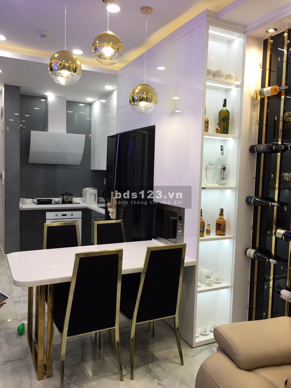Chính chủ bán căn hộ 2 phòng ngủ full nội thất view Hoà bình, giá .3 tỷ, tiền sỏ hồng, lh 0906847066