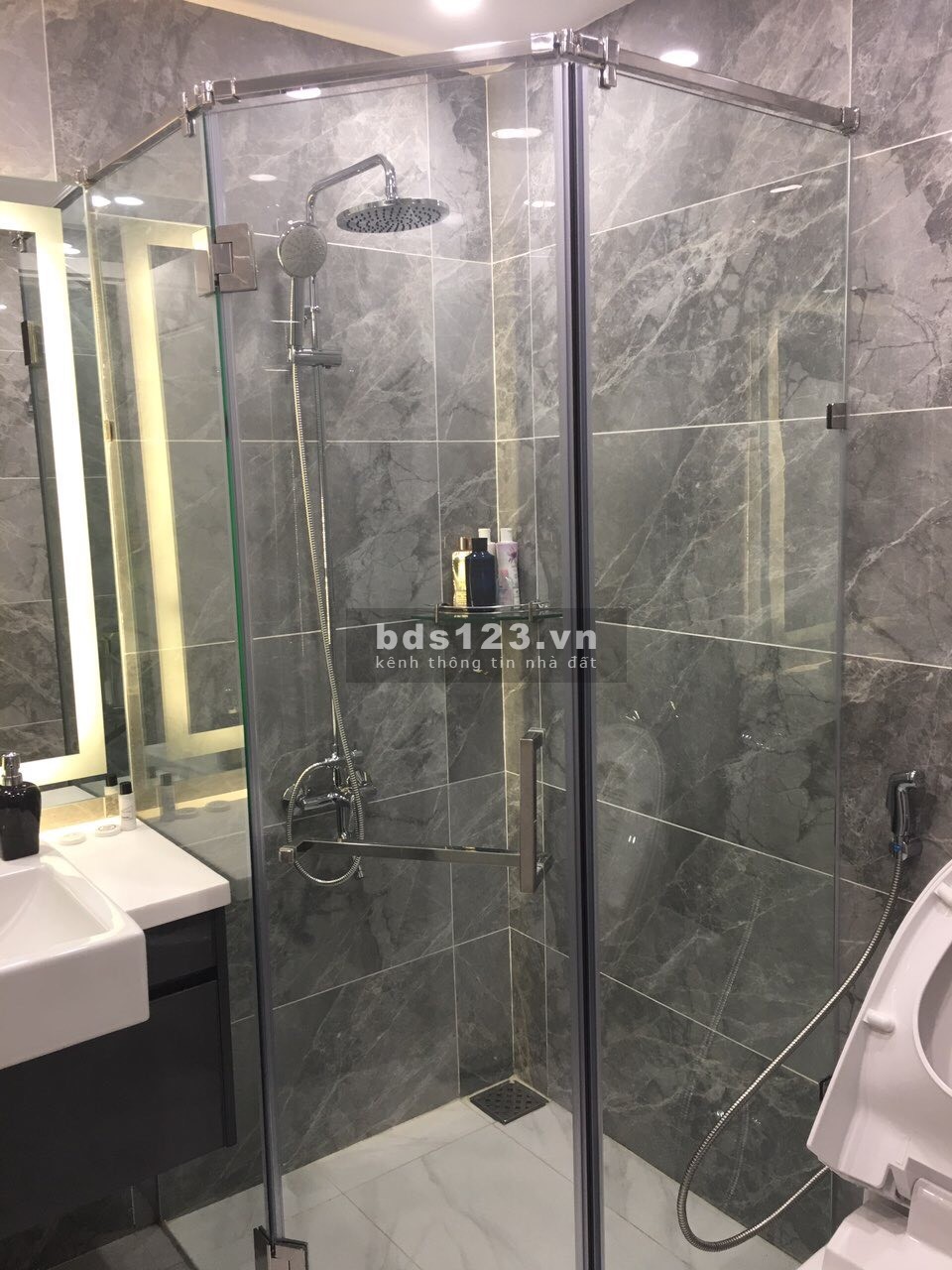 Chính chủ bán căn hộ 2 phòng ngủ full nội thất view Hoà bình, giá .3 tỷ, tiền sỏ hồng, lh 0906847066