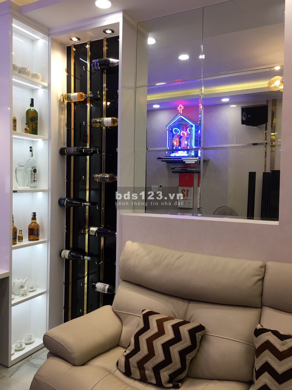 Chính chủ bán căn hộ 2 phòng ngủ full nội thất view Hoà bình, giá .3 tỷ, tiền sỏ hồng, lh 0906847066