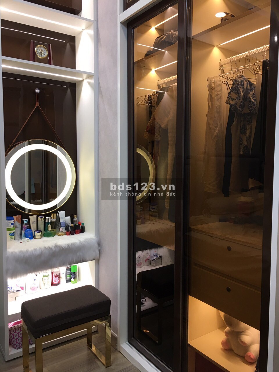 Chính chủ bán căn hộ 2 phòng ngủ full nội thất view Hoà bình, giá .3 tỷ, tiền sỏ hồng, lh 0906847066