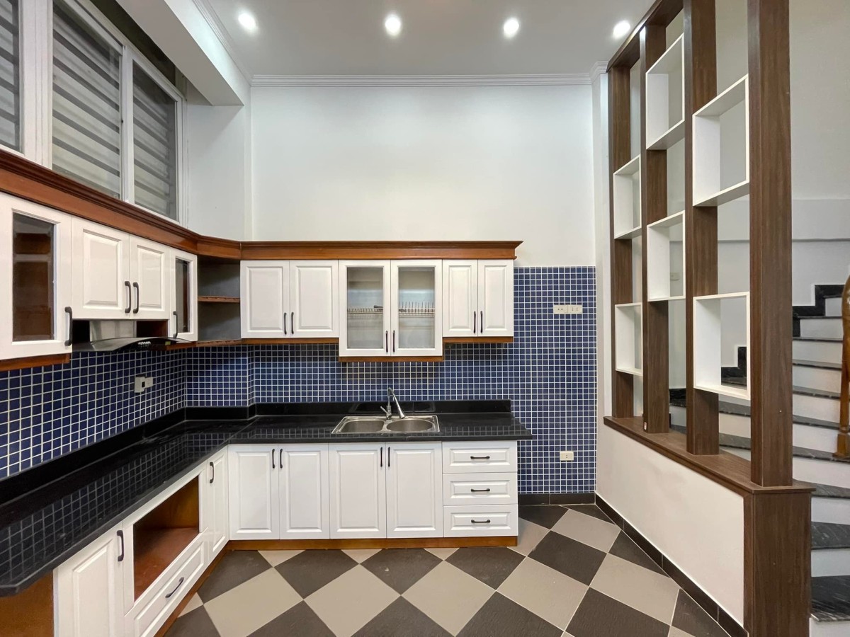 Chính chủ cần bán gấp nhà Nguyễn Trãi 82 m2 ô tô vào nhà giá 7.6 tỷ thoáng hai mặt trước sau