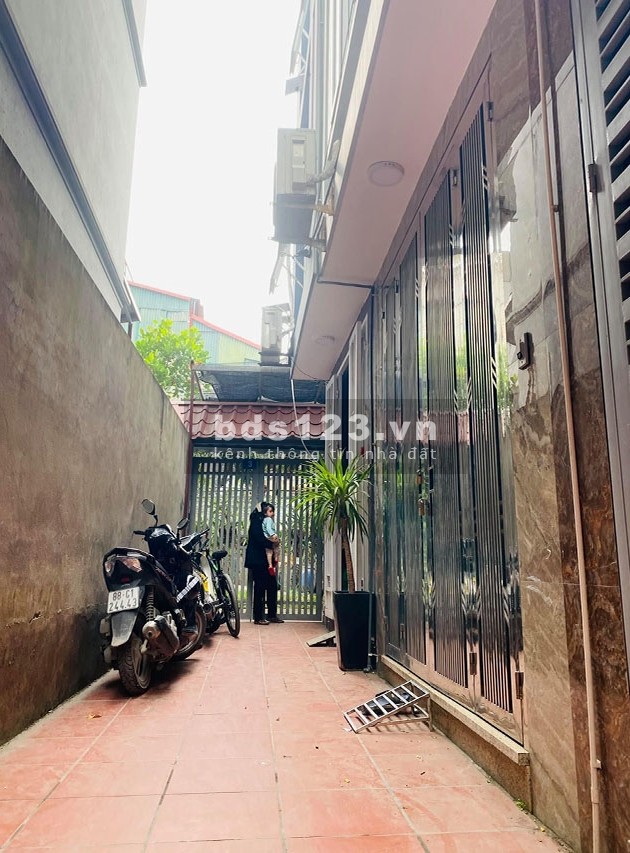 TRUNG TÂM QUẬN THANH XUÂN. CẠNH ROYAL. BÁN NHÀ 35M. 6 TẦNG. HƠN 3 TỶ