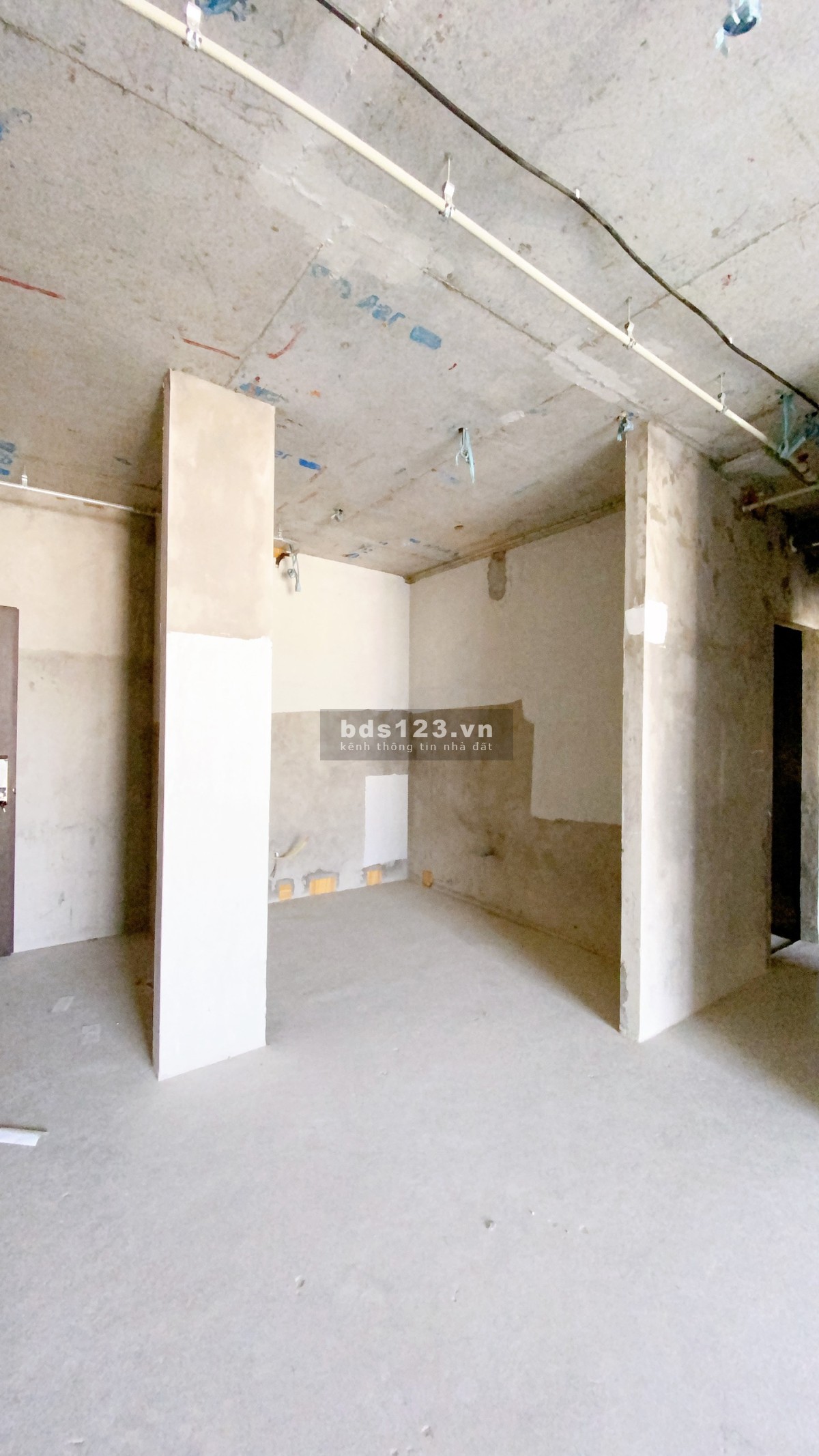 Liên hệ 0907758378 bán căn 2 phòng ngủ, nhà thô, bàn giao vào ở ngay