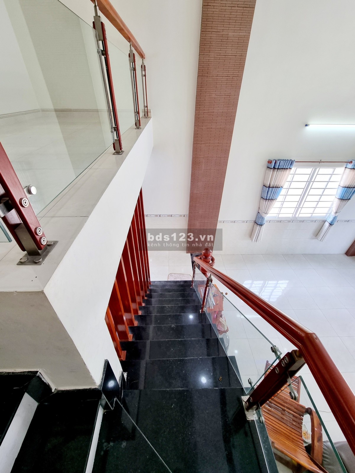 Cần bán căn góc ngay chợ Quang Thắng 1 trệt, 1 lầu sổ hồng riêng giá 2.599 tủ, dt 110m2, hỗ trợ vay