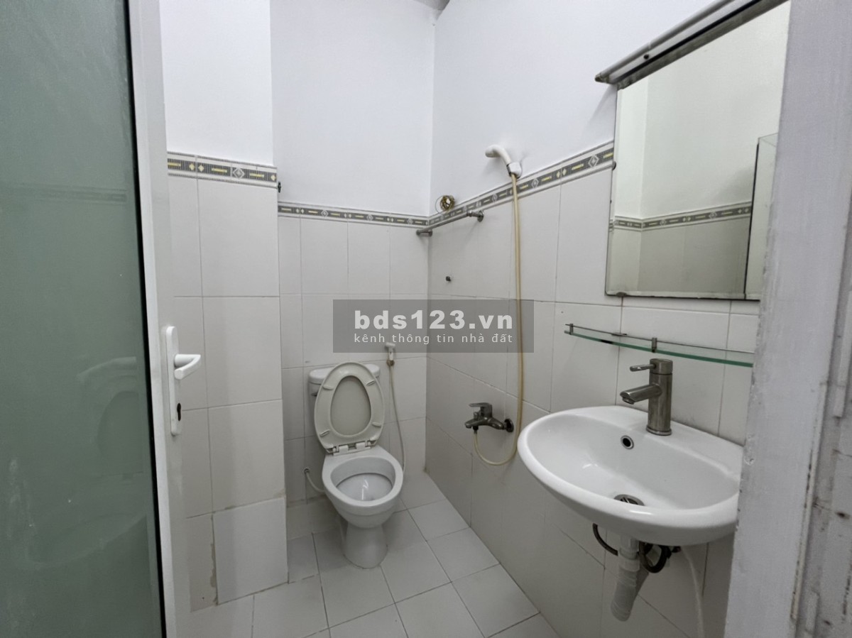Trọ sẵn nội thất cơ bản ngay Cách Mạng Tháng 8 gần cv Lê Thị Riêng Quận 10