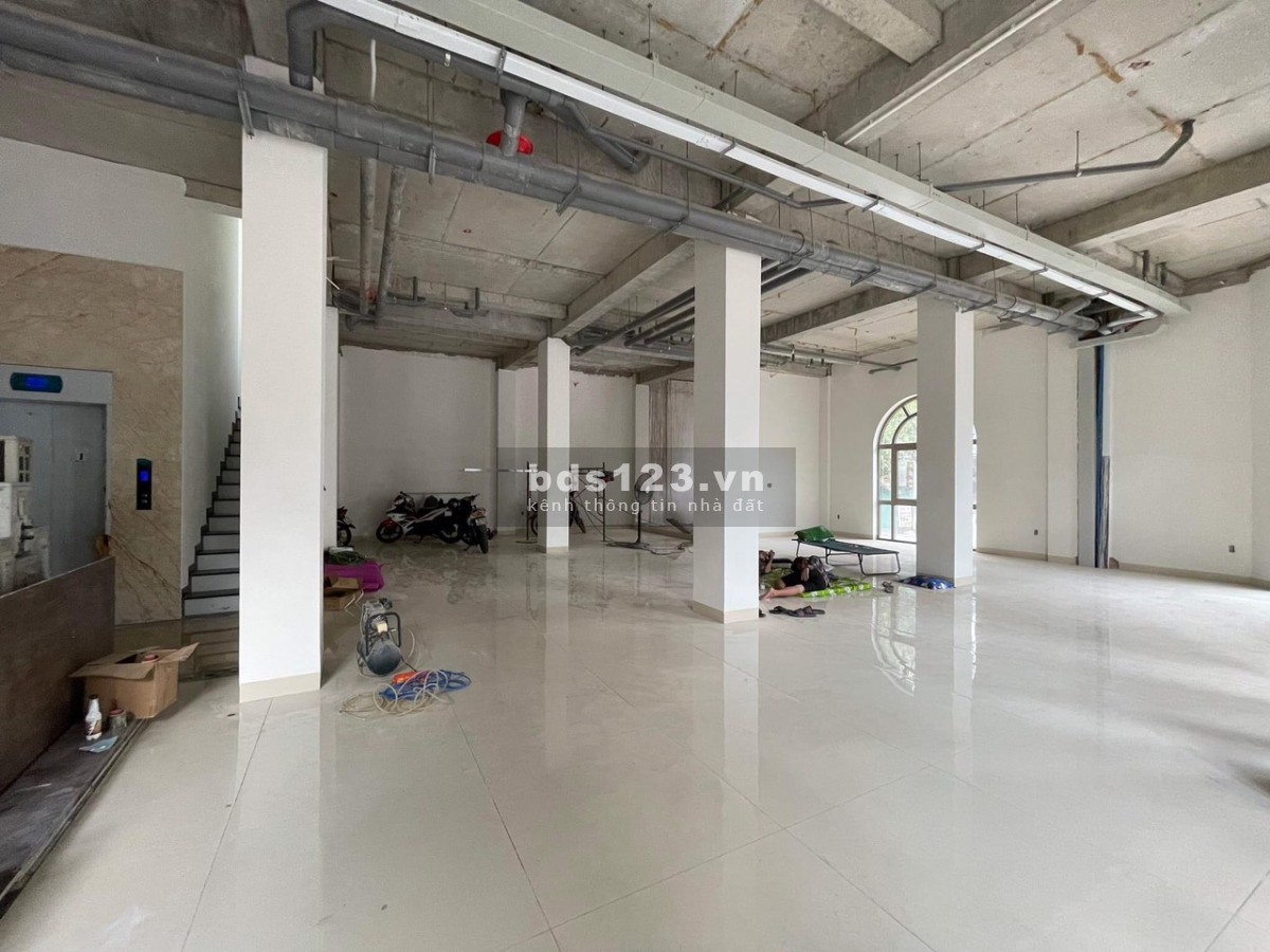 Cho thuê mặt bằng lớn khu căn hộ vị trí cực đẹp 2 mặt tiền Quận 7 lh 0826683528