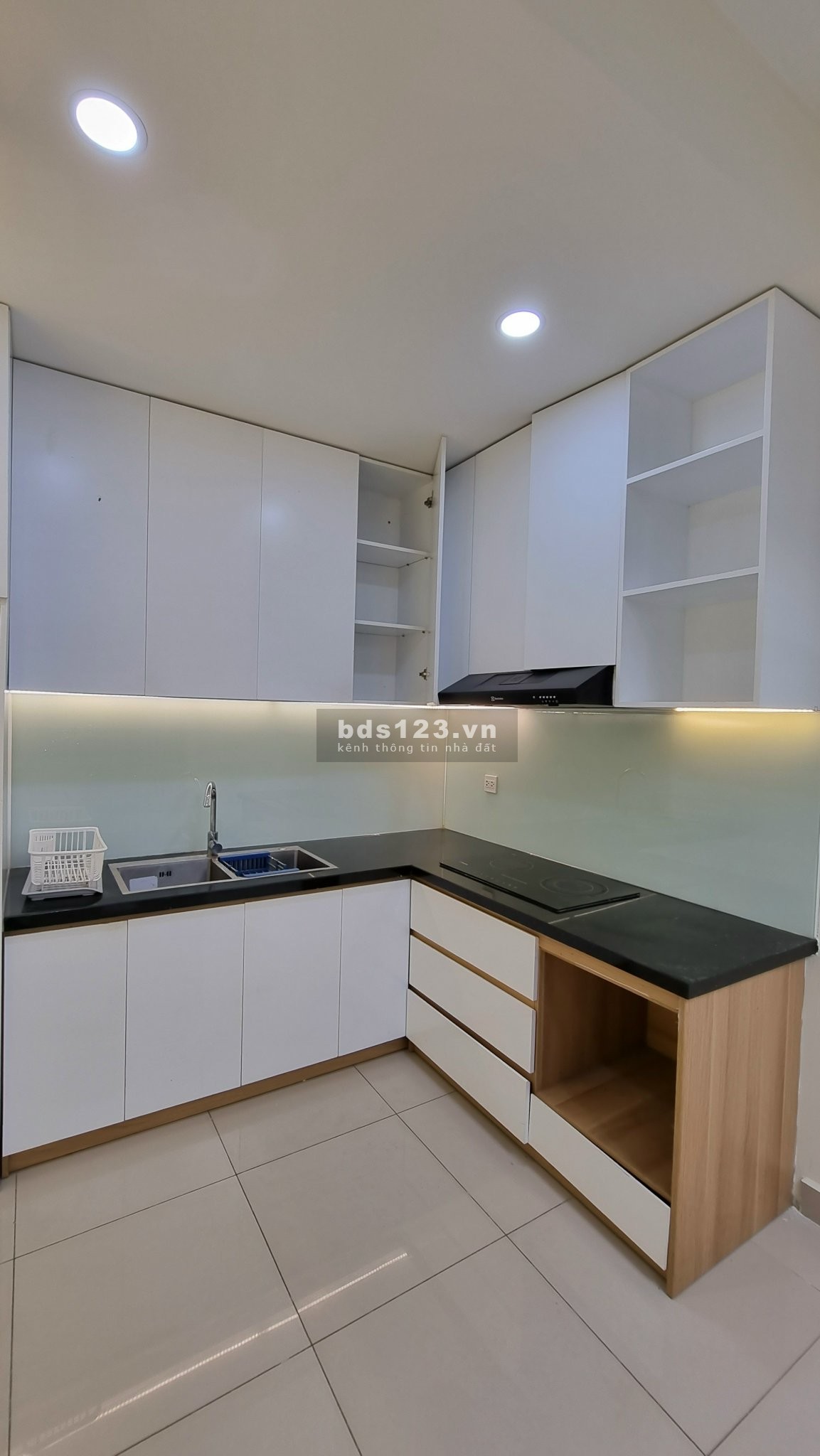 Tin Thật 100% cần bán gấp căn 2PN -74m2, view đẹp(view hồ bơi) tầng trung, 4.050 tỷ. LH: 0902691920