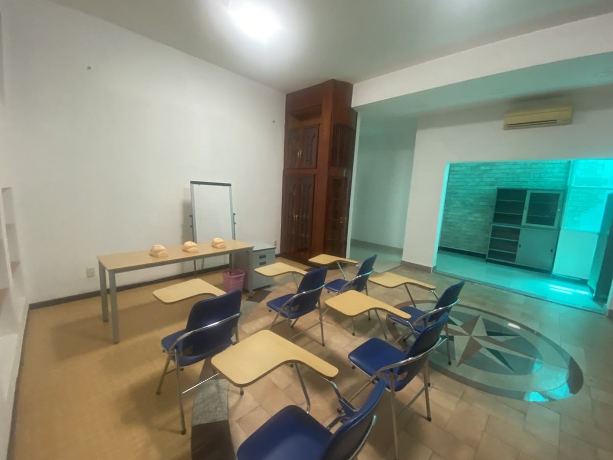 Sang thẩm mỹ có đầy đủ dụng cụ và trường dạy học Quận 1 liên hệ 0934643031