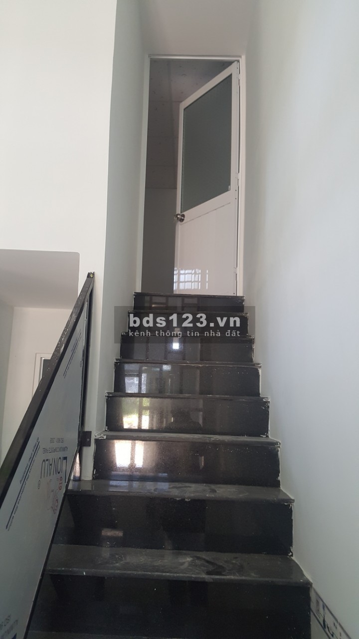 Vỡ nợ bán nhà rộng 150m2 có cho thuê full phòng thu nhập cao, đường thông dài có SHR