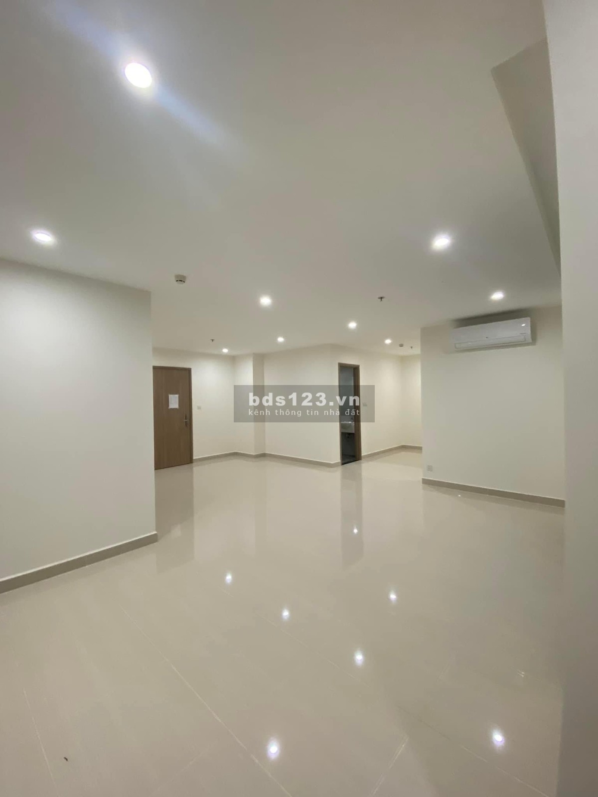 Cần bán căn 2PN tầng 08 view đẹp thoáng mát giá chỉ 2.4 tỷ/căn Có hỗ trợ vay Ngân hàng 80%