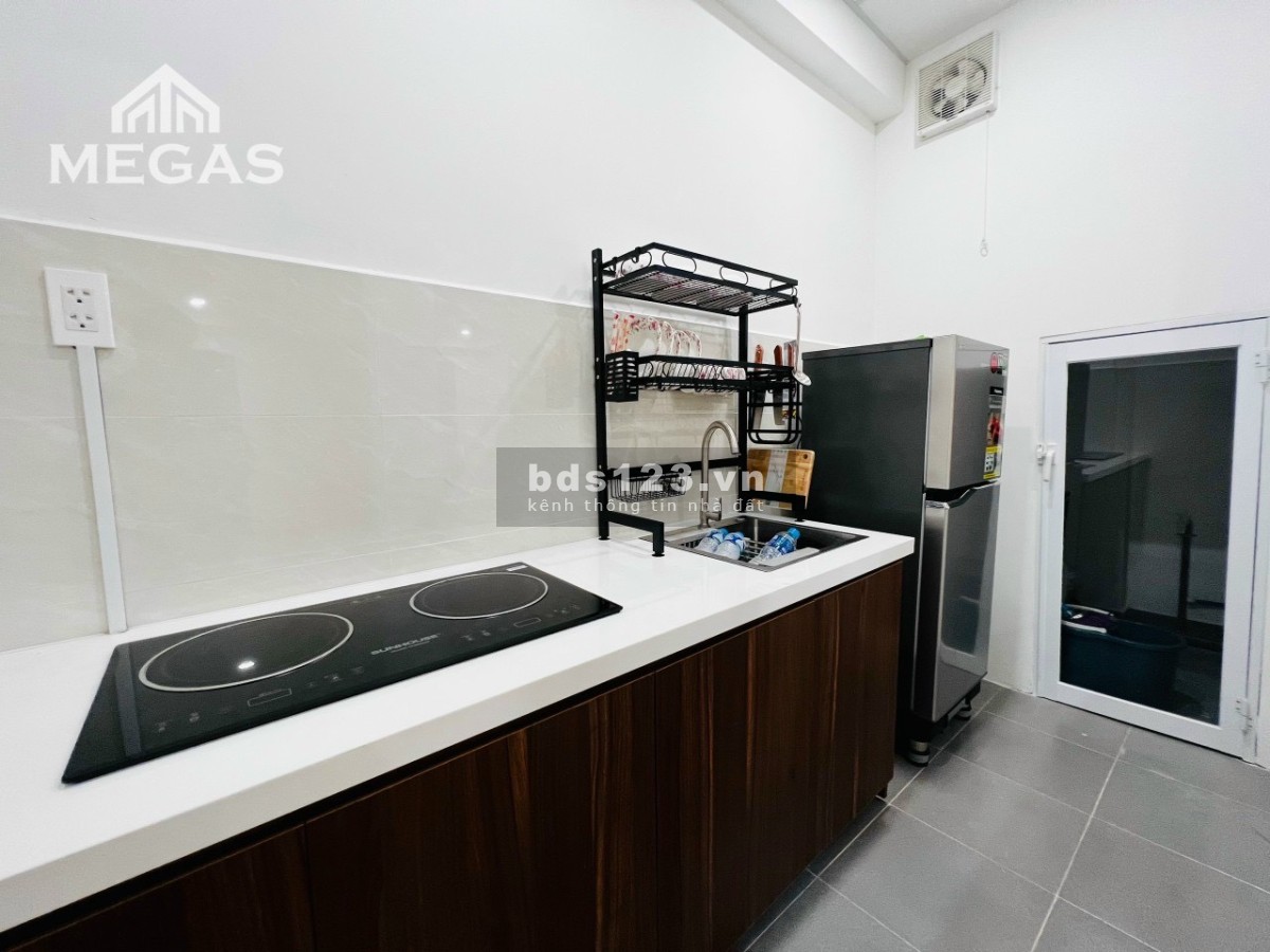 Căn hộ dịch vụ giá tốt full nội thất bancol riêng thoáng mát ngay vòng xoay Phú Lâm