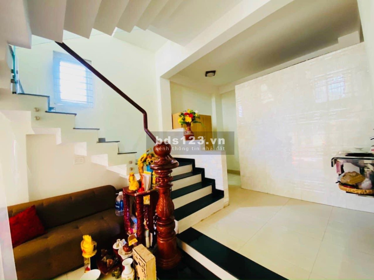 Nhà mới xây, thiết kế hiện đại , cách đường chính đúng 6 bước chân thiết kế 5 tầng