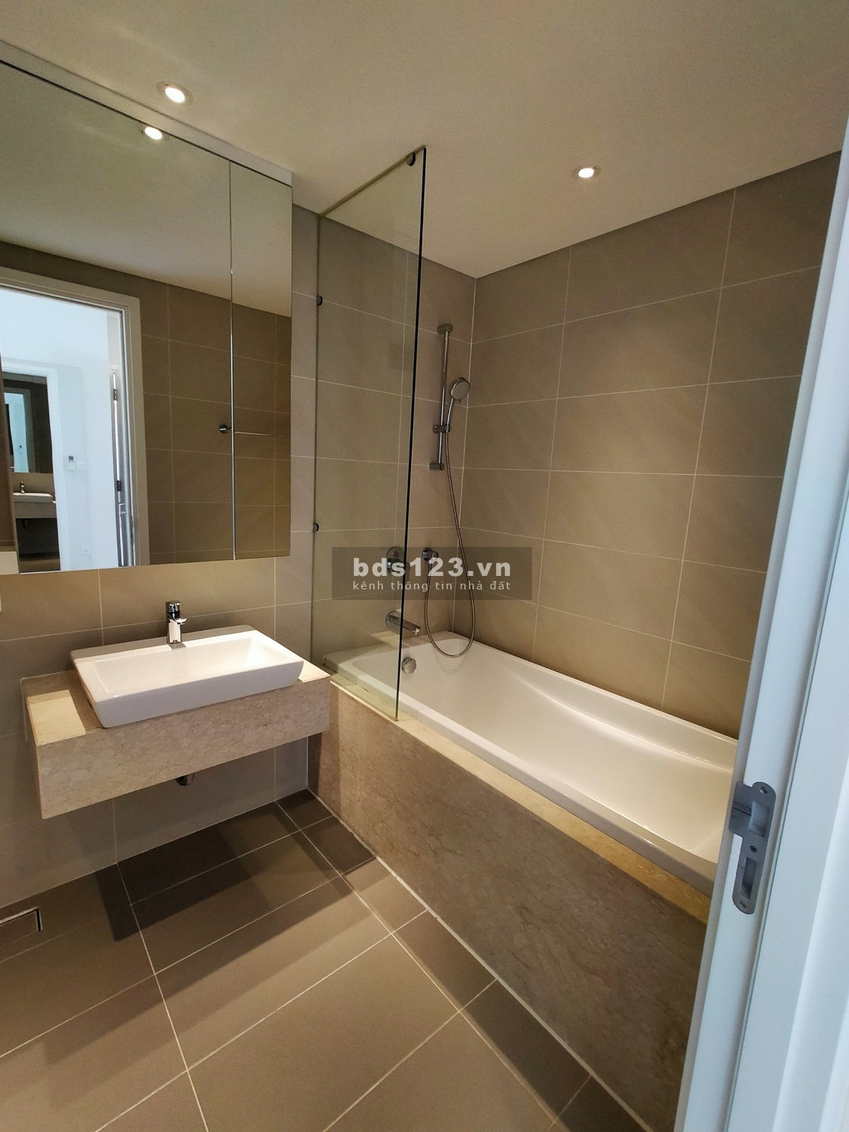 2PN cho thuê tại đảo kim cương - đầy đủ nội thất - view sông LH Oanh 078.567.5152