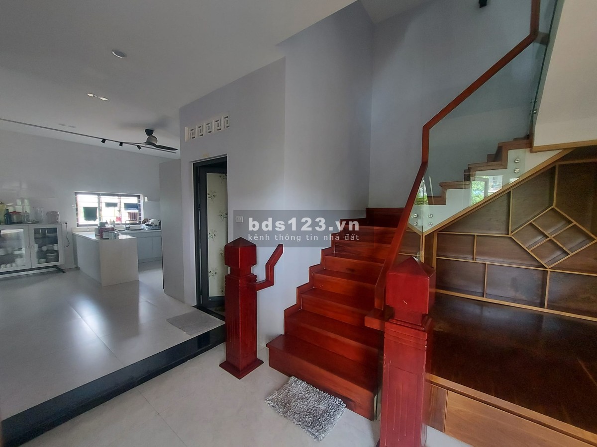Biệt thự mới xây dựng, thiết kế hiện đại, 4 tầng, 4 phòng ngủ khép kín giá tốt đầu tư