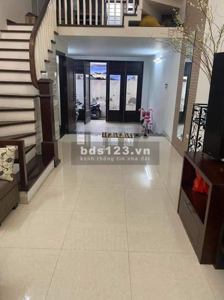 Bán nhà phố Nguyễn Ngọc Vũ, 10m ô tô tránh, nhà đẹp, full nội thất giá tốt/