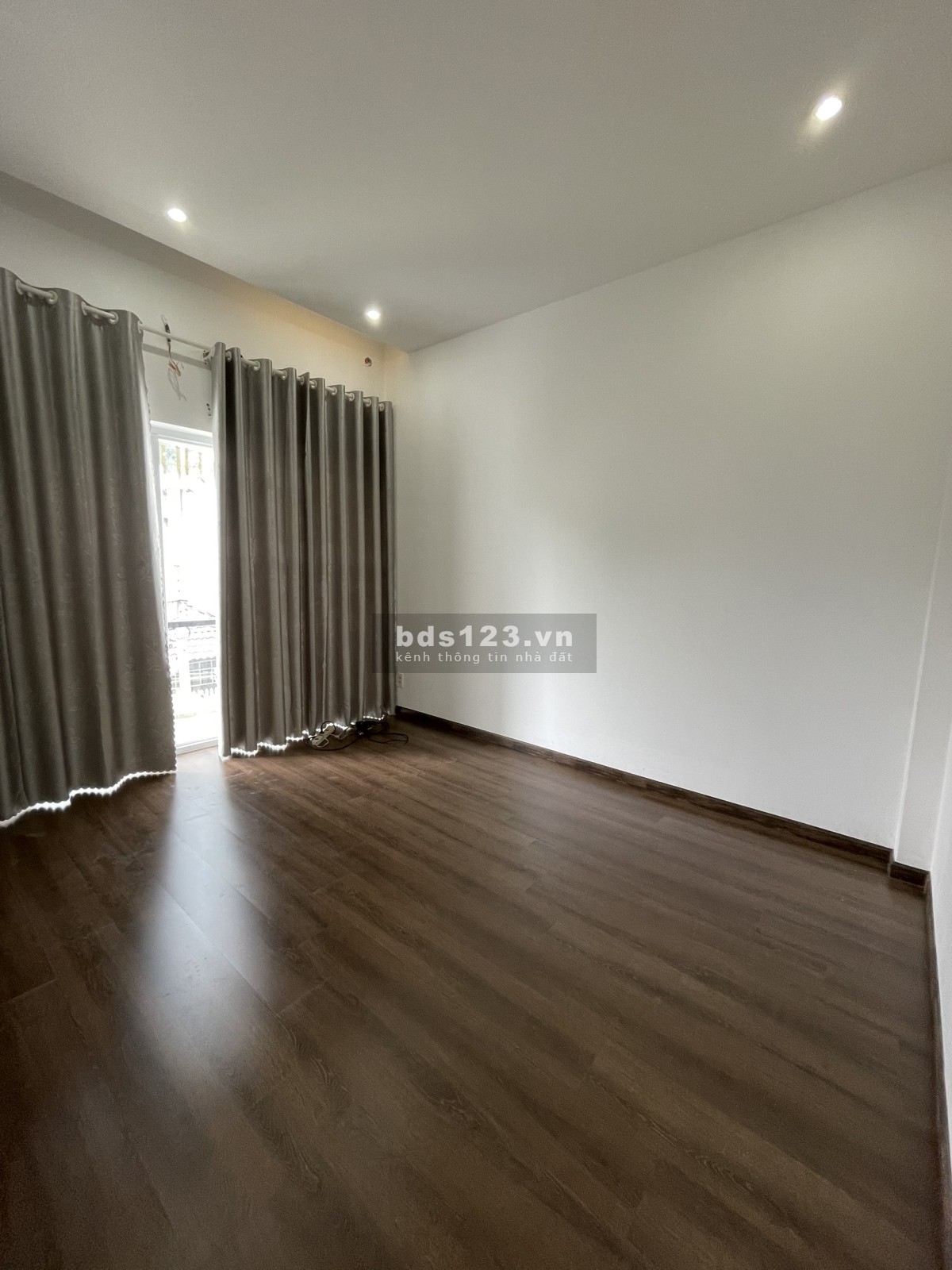 Bán nhà 1 lầu sàn gỗ cao cấp hẻm xe hơi Huỳnh Tấn Phát Nhà Bè lh 0916063918
