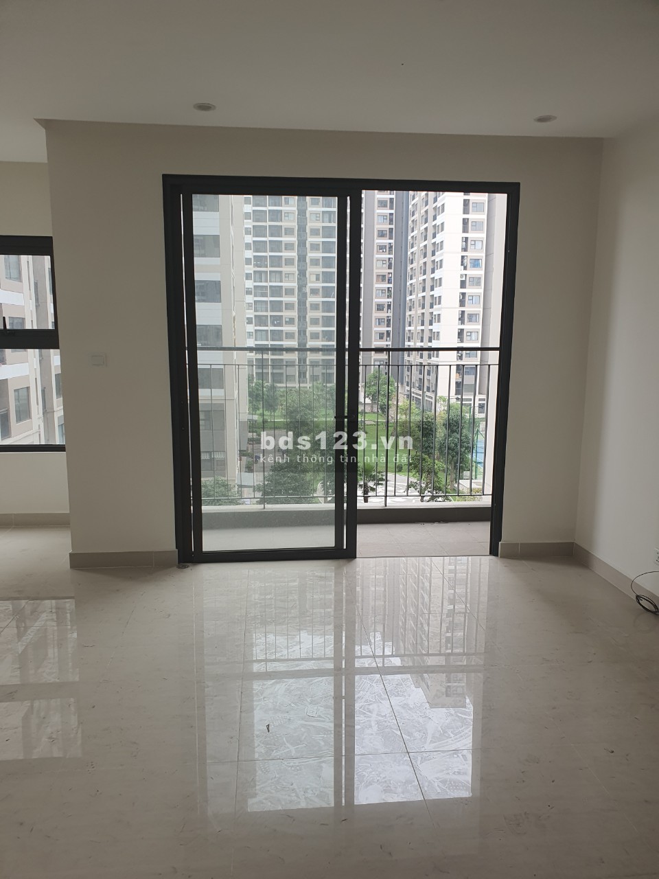 Gia đình cần bán gấp căn hộ 2 phòng ngủ + 1PN nhỏ và 2WC giá bán 1.9 tỷ tại Vinhomes Ocean Park