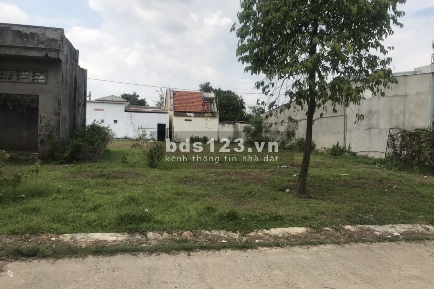 Vỡ nợ bán gấp 300m2 (10x30m) đối diện chợ,sát KCN,đường 16m thông QL13