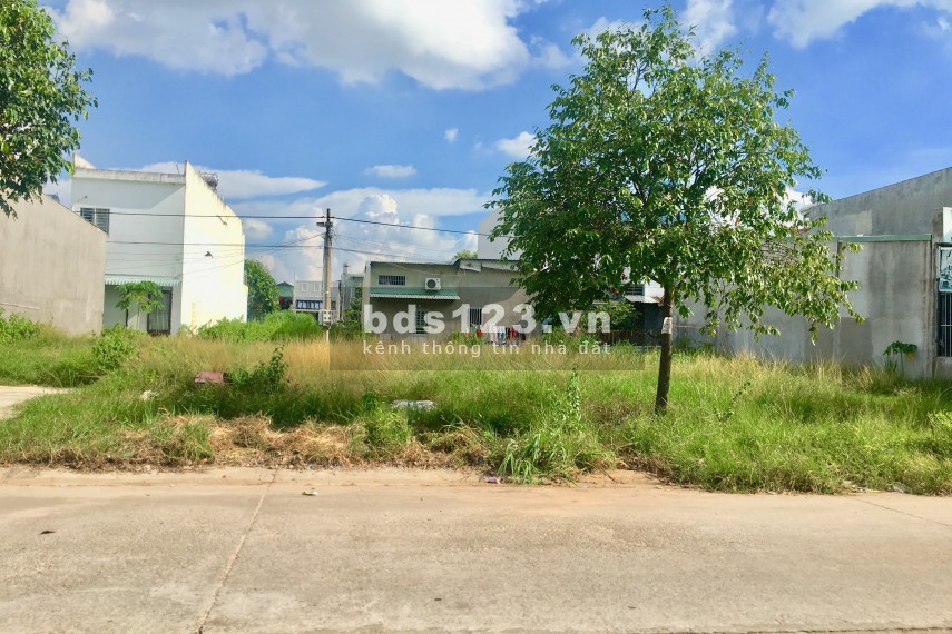 Vỡ nợ bán gấp 300m2 (10x30m) đối diện chợ,sát KCN,đường 16m thông QL13