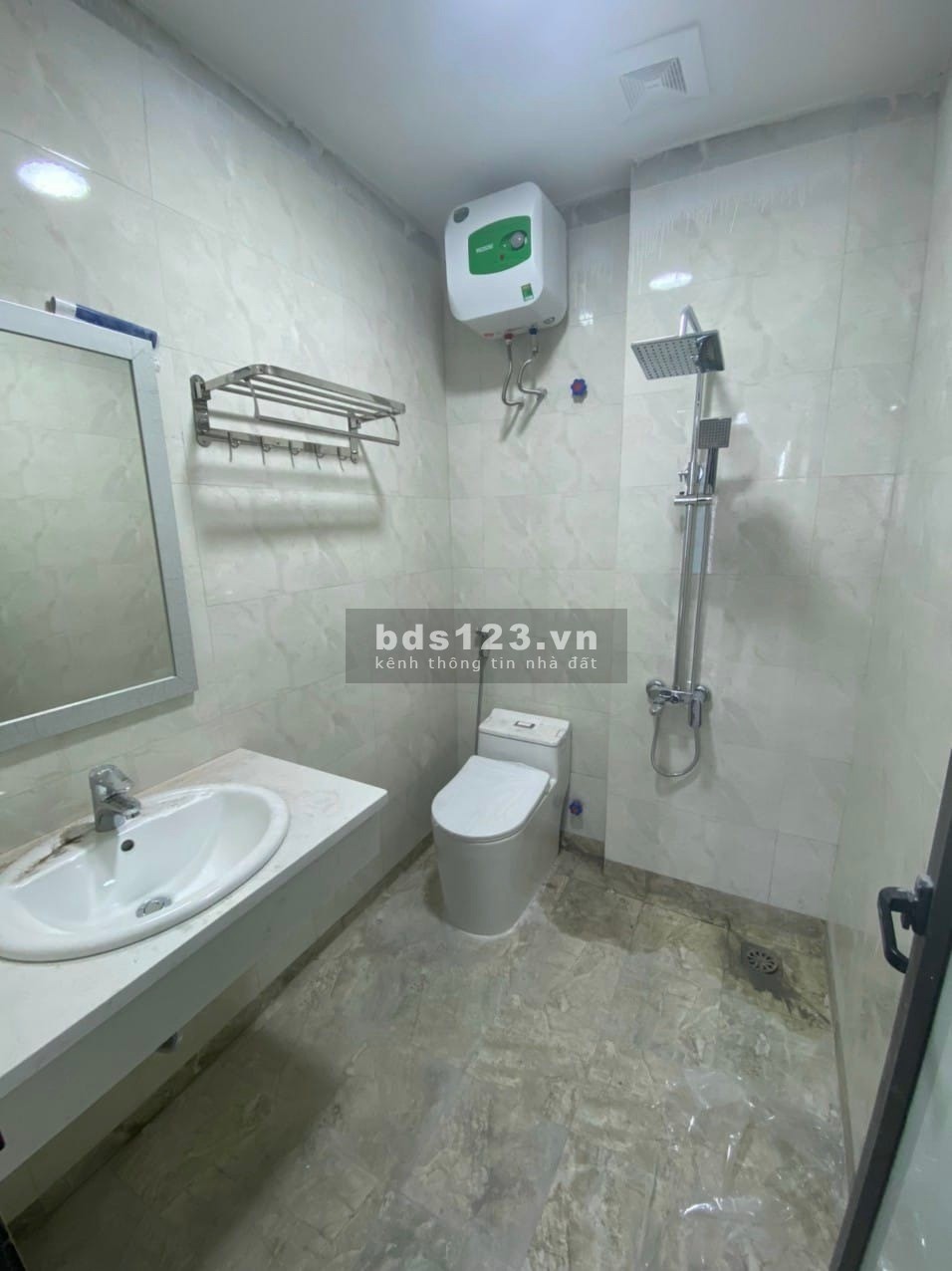 Nhà mới Lạc Long Quân 5 tầng diện tích 45m2, ngõ thông ba gác tránh, giá bán chỉ 5 tỷ