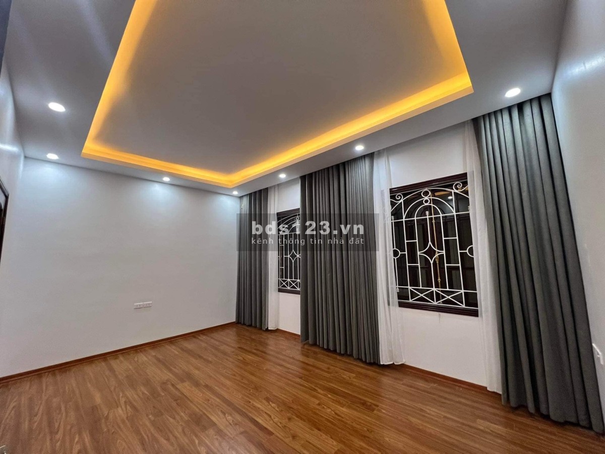 Nhà phố Võng Thị DT 43m² x 5 tầng - gần HỒ, gần ô tô giá bán chỉ 5,1 tỷ