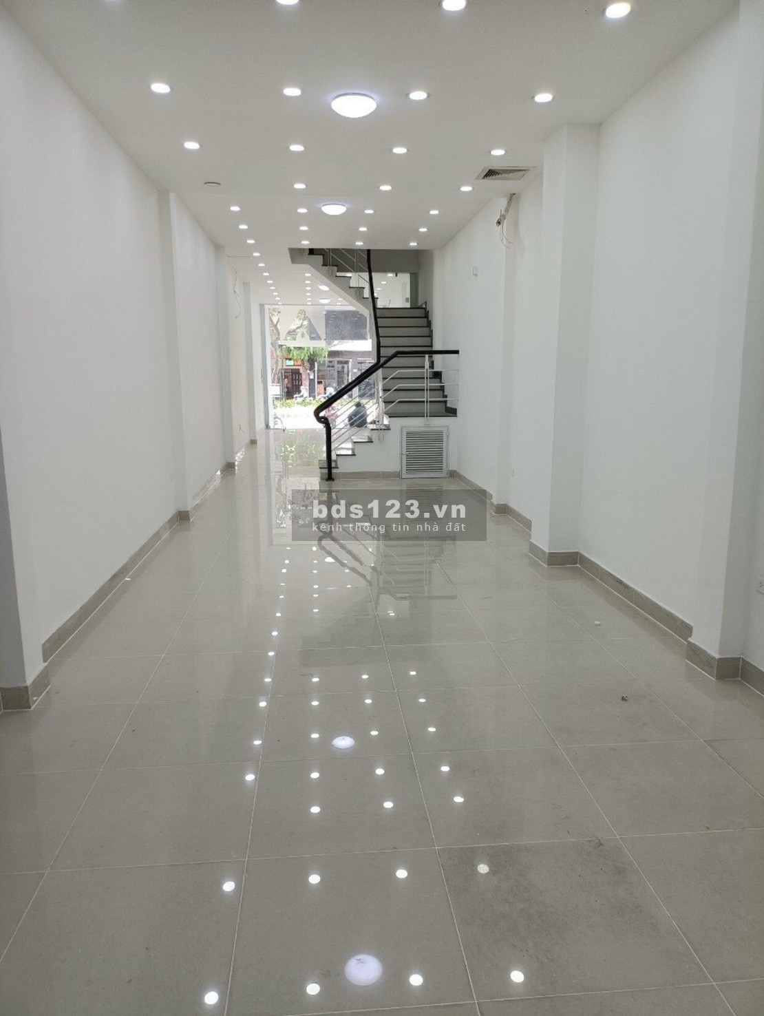 Cho thuê nhà 3 lầu đẹp số 181 Cộng Hoà P13 Tân Bình mặt tiền đường lớn
