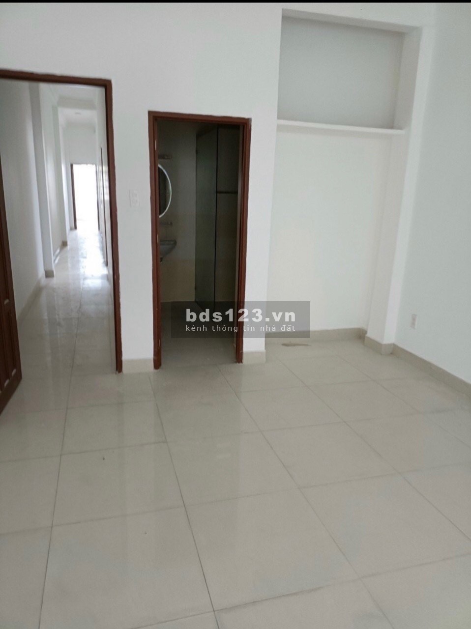 Cho thuê nhà 3 lầu đẹp số 181 Cộng Hoà P13 Tân Bình mặt tiền đường lớn