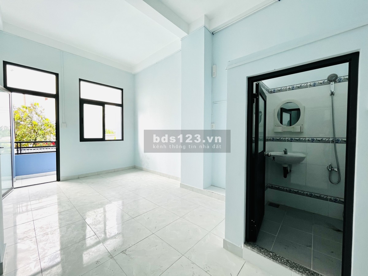Phòng trọ giá rẻ mới xây gác cao 1m7 ban công cửa sổ thoáng mát ngay Bến Xe An Sương