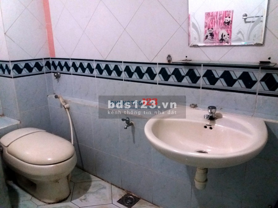 phòng tolet rieng DT 4MX10M quận 11, MT đường Tân Khai. Gần chợ thiết