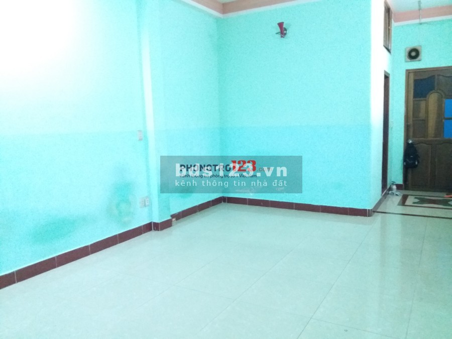 phòng tolet rieng DT 4MX10M quận 11, MT đường Tân Khai. Gần chợ thiết