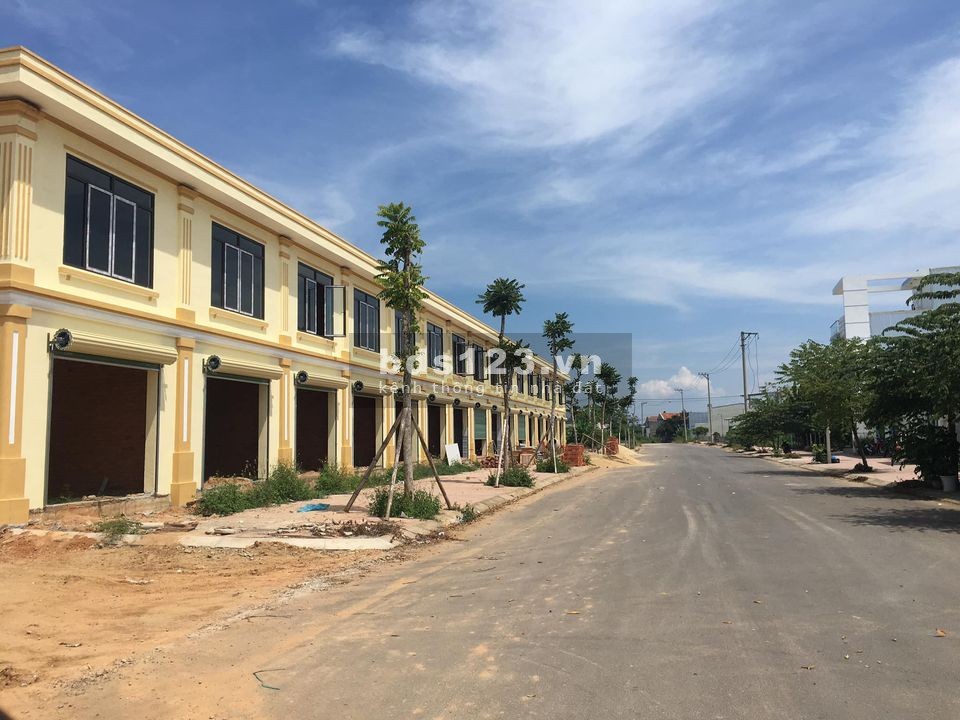 Bán nhà 2 tầng liền kề mặt tiền đường đối diện chợ Đồng Cát Mộ Đức 990 triệu. sở hữu
